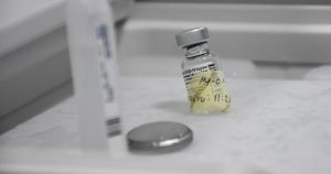 Las élites están intentando aprovechar su poder para saltarse las listas de espera para recibir vacunas. Imagen ilustrativa. Foto: Michael Balam, Cuartoscuro.