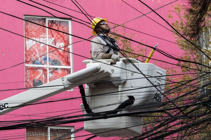 Foto de trabajador de la CFE