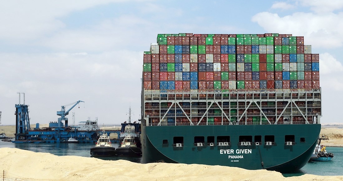 El bloqueo del Canal de Suez provocado por un barco atravesado causa una retención de mercancías por valor de unos nueve mil 600 millones de dólares diarios.