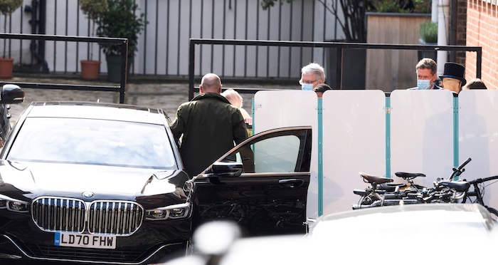 El príncipe Felipe, esposo de la reina Isabel II, recibió este martes el alta médica y abandonó el hospital privado King Edward VII, en el centro de Londres, tras haber permanecido ingresado durante veintiocho días.
