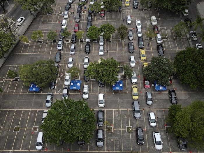 Fotografía tomada con dron que muestra la fila de automóviles que llevan adultos mayores a recibir una dosis de la vacuna CoronaVac contra la COVID-19 durante una jornada de vacunación para adultos mayores en un Drive-Thru, en Río de Janeiro (Brasil).