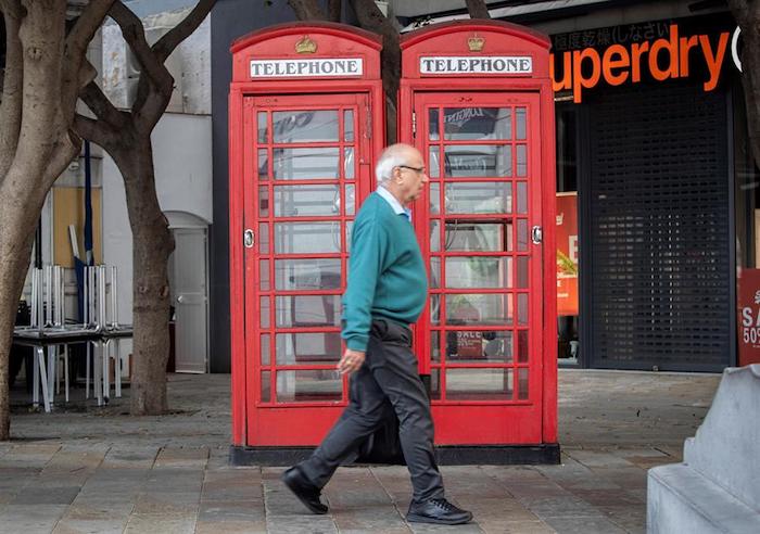 Foto persona sin cubrebocas en gibraltar