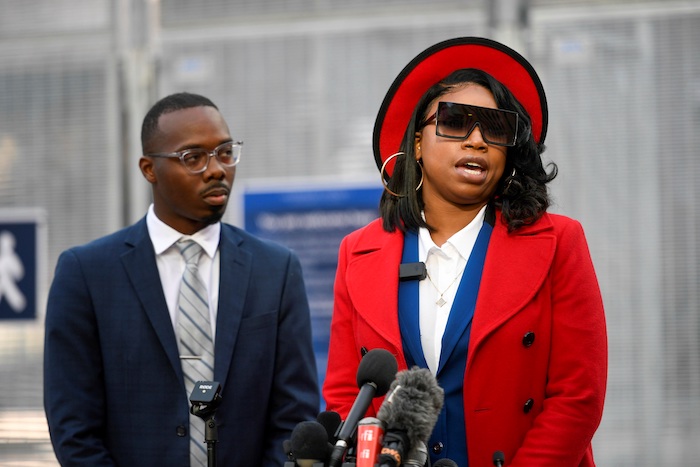 En la imagen, Bridgett Floyd (R), hermana de George Floyd.