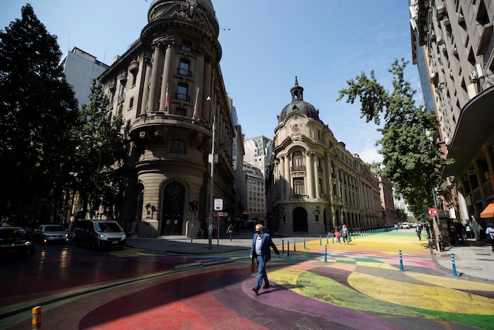 Un hombre camina hoy, frente a la Bolsa de Santiago (Chile).