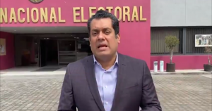 El representante de Morena ante el INE denunció la cancelación de registros del partido. Imagen tomada de video, Twitter (@Sergeluna_S).