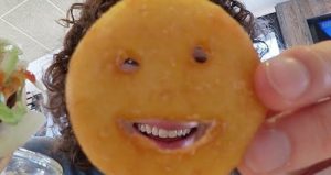 "La publicidad a través de los influencers se ha vuelto un gran negocio en el que estos personajes pueden convertirse en millonarios y las empresas tener una publicidad con un potencial persuasivo nunca imaginado. Los que pierden son los consumidores que son engañados al recibir recomendaciones de sus personajes admirados sin saber que se trata de publicidad pagada y que podrían recomendarles una u otra cosa".