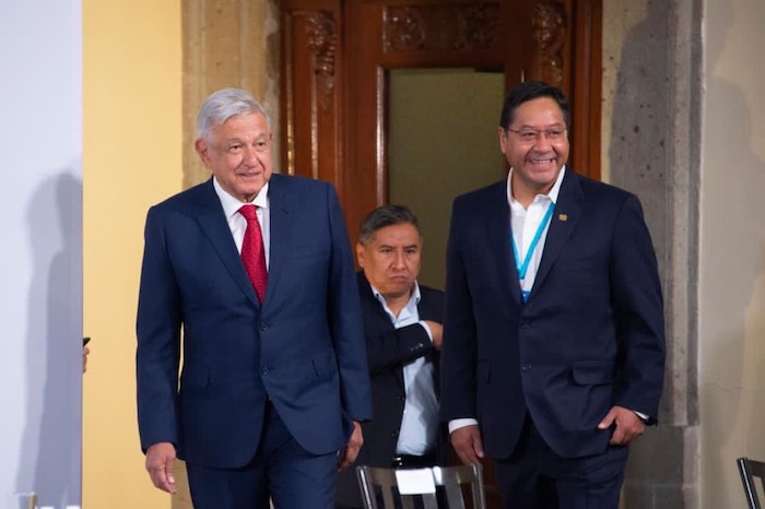 Andrés Manuel López Obrador y Luis Alberto Arce a su arribo al Salón Tesorería de Palacio Nacional. 