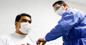 Nicolás Maduro es vacunado contra la COVID-19 con el biológico Sputnik V. Foto: Prensa De Miraflores/EFE.