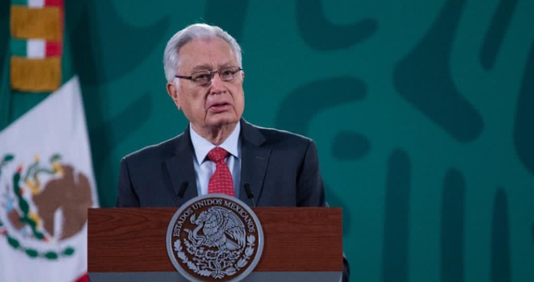 El director general de la Comisión Federal de Electricidad (CFE), Manuel Bartlett Díaz, en conferencia de prensa.