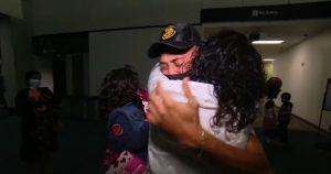 El joven era un bebé cuando su madre se fue a EU para darle un mejor futuro. Foto: Captura de pantalla. 
