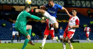 Kemar Roofe, delantero del Rangers F.C., choca con Ondrej Kolar, del Slavia de Praga en el partido disputado en Glasgow, (Escocia, Reino Unido), el 18 de marzo de 2021. Foto: AP