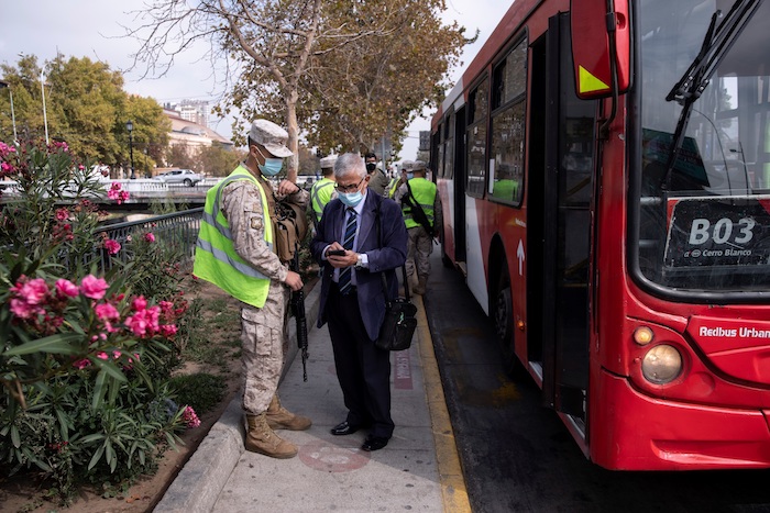 Un grupo de militares realiza controles de identidad y de circulación en la comuna de Independencia hoy, en Santiago (Chile).