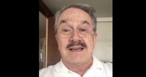 Pedro Sola celebró haber recibido la vacuna contra la COVID-19. Imagen: Captura de pantalla.