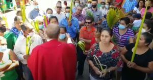 Rolando Peña junto a sus fieles cerca de la parroquia de San Juan Bautista en Corquín (Copán, Honduras), el 28 de marzo de 2021.