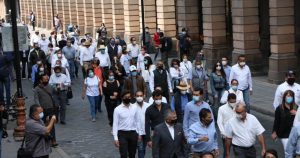 Frente a Catedral, los manifestantes guardaron silencio en homenaje a Galindo Pérez. Foto: Pulso