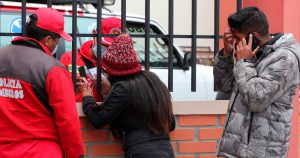 Un bombero en busca de información tras el accidente en el que murieron varios estudiantes. Foto: EFE