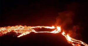 La fisura del volcán mide unos 200 metros de largo. Foto: AP