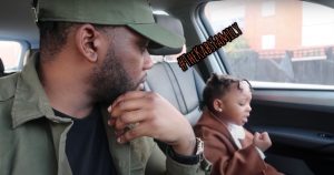 La niña impresionó a su padre y a los usuarios de redes sociales al cantar fragmentos de las canciones "Bidi bidi boa bom", y de "Como la flor". Imagen: Captura de pantalla.