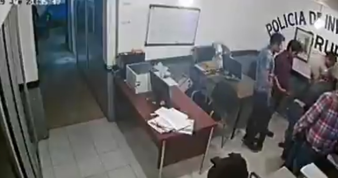 Un video mostraría la tortura cometida por policías de Hidalgo. Imagen tomada de video, Twitter (@TapiaFernanda).