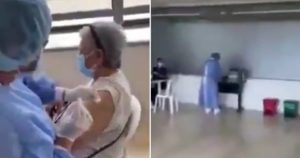 Enfermera simula la aplicación de la vacuna contra la COVID. Foto: Tomada de video