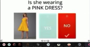 El hecho sucedió mientras la profesora daba su clase y al llegar su pareja comenzó a reclamar que había tomado su equipo de computo. Foto: Captura de video.