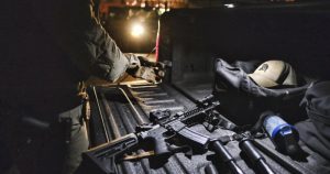 Un agente de la DEA se apresta a participar en el arresto de un narcotraficante Foto: Richard Vogel, AP. 