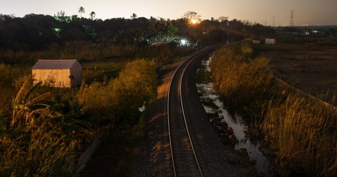 En esta foto del 21 de noviembre de 2019, el sol se pone en Coatzacoalcos, en el estado de Veracruz, donde los migrantes abordan trenes que viajan el norte. Foto: Félix Márquez, AP.