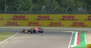 El RB16B del piloto azteca finalizó sin el neumático trasero izquierdo. Foto: Twitter, @F1