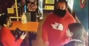 El actor se retiro del lugar sin solicitar un trato preferencial. Foto: tomada de video