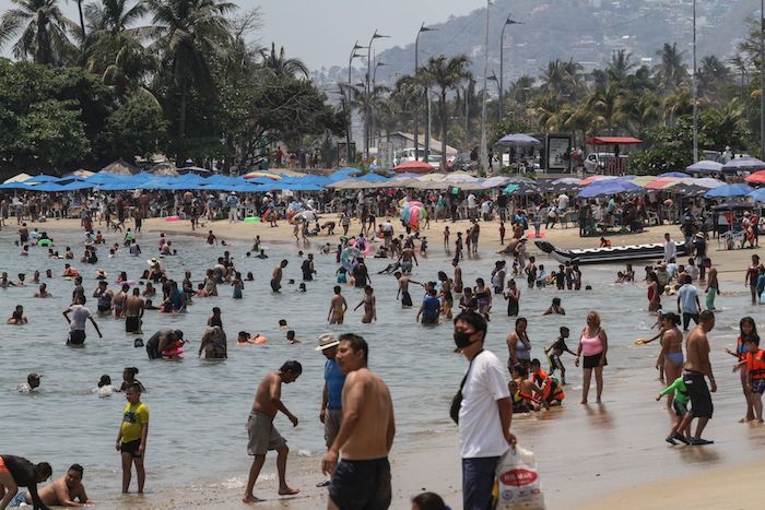 Con motivo de las vacaciones de la Semana Mayor, cientos de turistas abarrotaron las las playas de Acapulco, esto pese al llamado de autoridades de quedarse en casa por una supuesta tercera ola de contagios por COVID-19, debido a esta alta movilidad en todo el país.