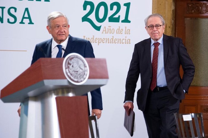 El Presidente Andrés Manuel López Obrador durante su arribo a la conferencia de prensa en Palacio Nacional.