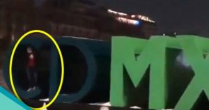 El hombre quedó atrapado en la letra C a causa de la intensa lluvia. Foto: Periódico Central