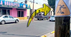 Los letreros están pegados en el poste de la ciclovía que está en la 7 Sur y 13 Poniente. Foto: Periódico Central. 