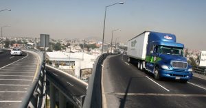 Camiones de carga están siendo despojados de su mercancía por grupos criminales. Imagen ilustrativa. Foto: Saúl López, Cuartoscuro.