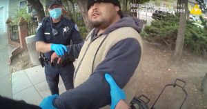 En esta imagen tomada de un video e una cámara corporal de la policía de Alameda, agentes de la policía de Alameda tratan de detener a Mario González, de 26 años, el 19 de abril en Alameda, California.