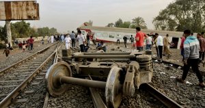 Unas personas observan los restos de un tren descarrilado cerca de Banha, en Egipto. Foto: Fadel Dawood, AP.