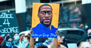 De acuerdo a la grabación de uno de los elementos de la policías se sugería que Georde Floyd se encontraba bajo influencia de alguna sustancia. Foto: Craig Lassig, EFE