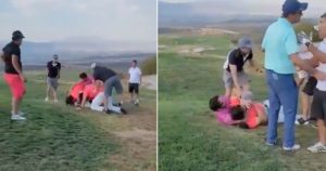 La gresca fue captada por una persona que se encontraba en el campo y posteriormente difundida en redes sociales. Imagen: Captura de pantalla.