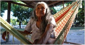 En la imagen Ángelica Kamuntsi, una de las cinco personas sobrevivientes que todavía hablan la lengua tribal. Foto: Bernat Bardagi vía Vice News