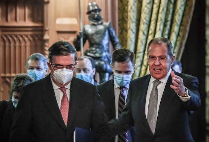 El Secretario de Relaciones Exteriores de México, Marcelo Ebrard, (i) y su homólogo ruso, Serguéi Lavrov (d) este miércoles en Moscú.