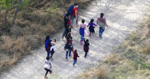 La esperanza de una reforma migratoria con cara humana anima a muchos a intentar la aventura de ir al norte.. Foto: Julio Cortez, AP.