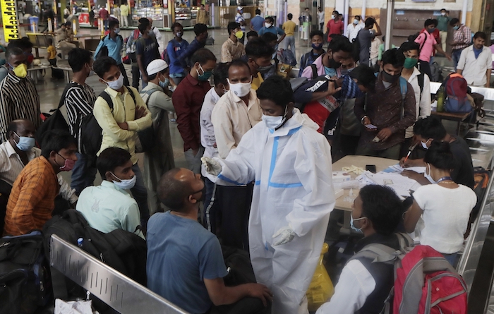 Pasajeros de trenes de larga distancia esperan para someterse a una prueba de detección del coronavirus a su llegada a la estación Chhatrapati Shivaji Maharaj, en Mumbai, India, el 10 de marzo de 2021.