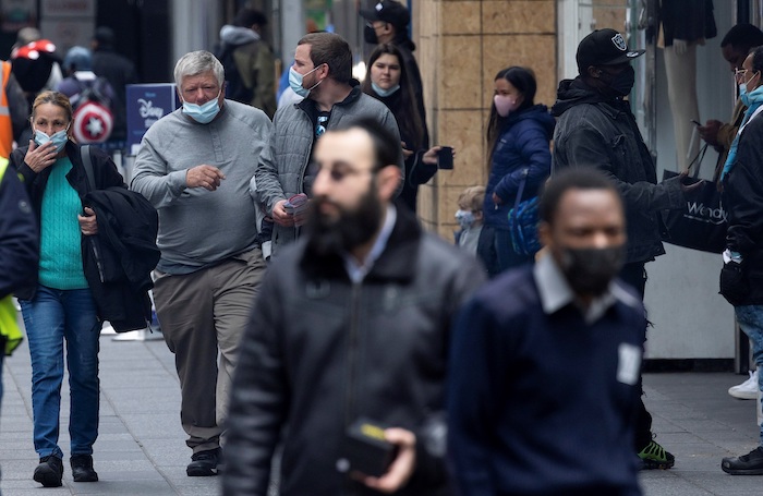 Personas con y sin mascarilla caminan por una calle de Nueva York (EU), hoy 27 de abril de 2021.
