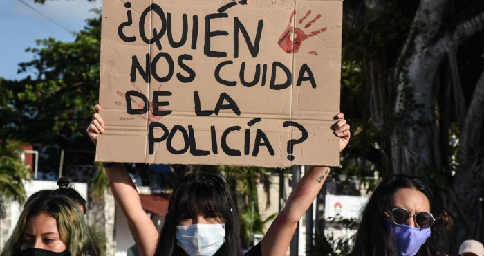 Mujeres exigen justicia por los feminicidios de la Victoria Salazar, cuando era arrestada violentamente por policías; y por el asesinato de Karla, conductora de taxi brutalmente asesinada en Holbox.