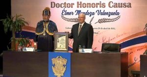 El escritor Élmer Mendoza recibe el Doctorado Honoris Causa de manos del Rector Juan Eulogio Guerra Liera. Foto: Noroeste.