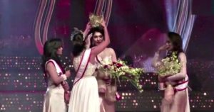 Caroline Jurie le quita la corona a Pushpika De Silva durante la ceremonia del concurso de belleza Mrs. Sri Lanka. Colombo, 4 de abril de 2021. Foto: Especial 
