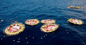 Coronas de flores con los nombres de la tripulación del submarino de la Armada indonesia KRI Nanggala que se hundió con 53 marinos indonesios a bordo de él. Foto: EFE. 
