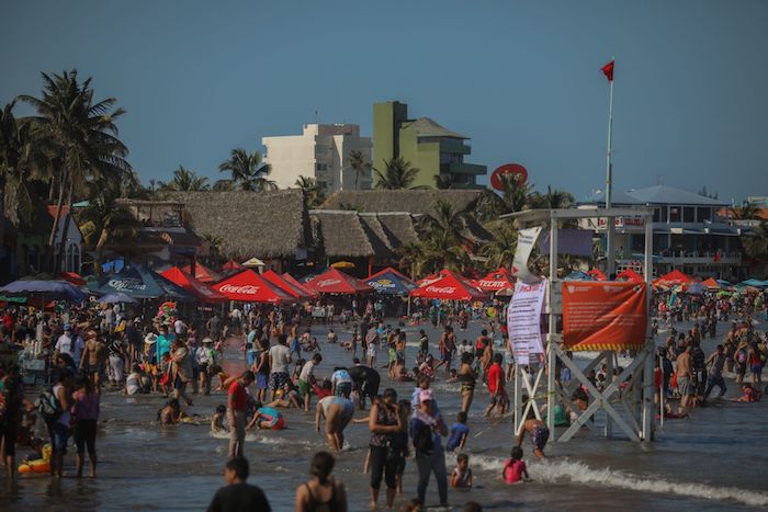 Cientos de turistas y locales acudieron a las playas veracruzanas a divertirse durante el Sábado de Gloria, pese a que las playas están catalogadas por las autoridades como zona de alto contagio, esto debido a que continúan los casos por COVID-19 en México.
