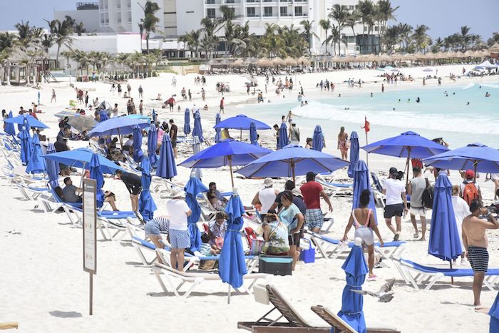 Vacacionistas disfrutan de las playas de Cancún, Quintana Roo, en el periodo de Semana Santa.