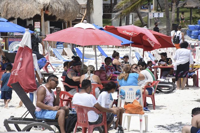 Playa Gaviota Azul, en Cancún, ante la llegada de cientos de vacacionistas tanto nacionales y extranjeros en Semana Santa.